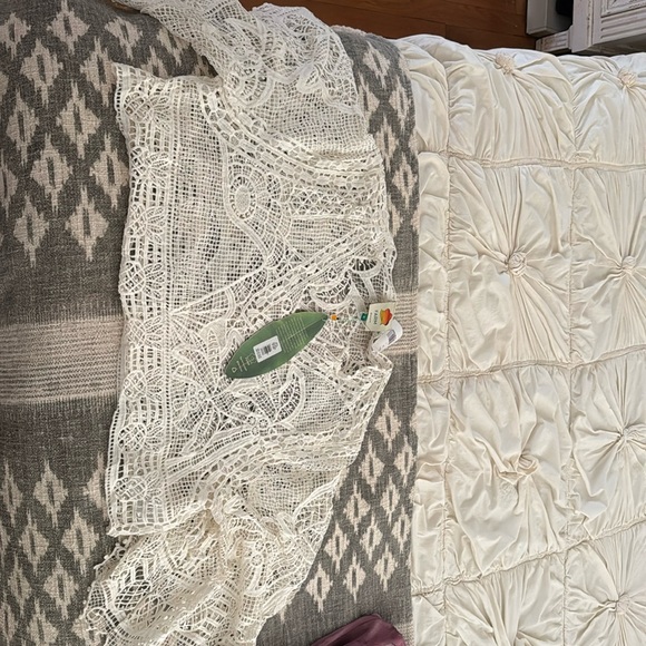 Farm Rio Cropped Lace Blouses NWT
Size XL
Purchased from Saks - Picture 2 of 4